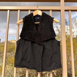 ⬇️Gap Ladies Vest W/Imitation Fur Size M Black Snap On Front Two Pockets